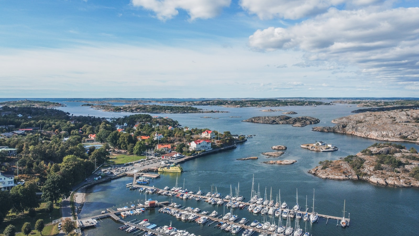 Småbåtshamn i svensk skärgård